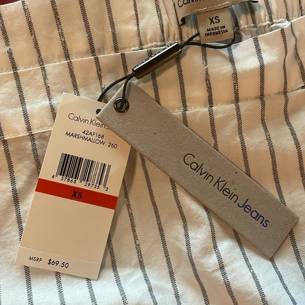 Calvin Klein Jeans Off-the-Shoulder Bell
Sleeve Top, NWT - Picture 3 of 10